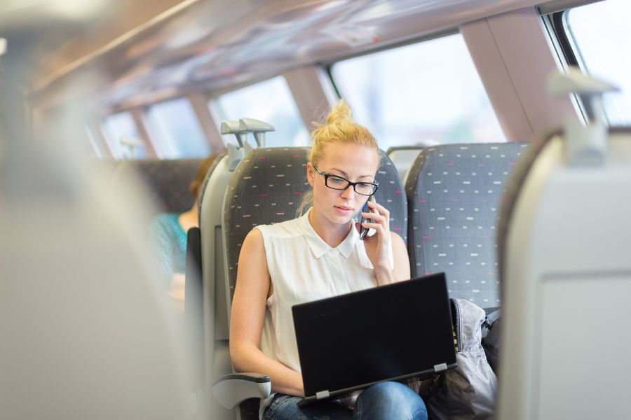 femme au téléphone dans le train